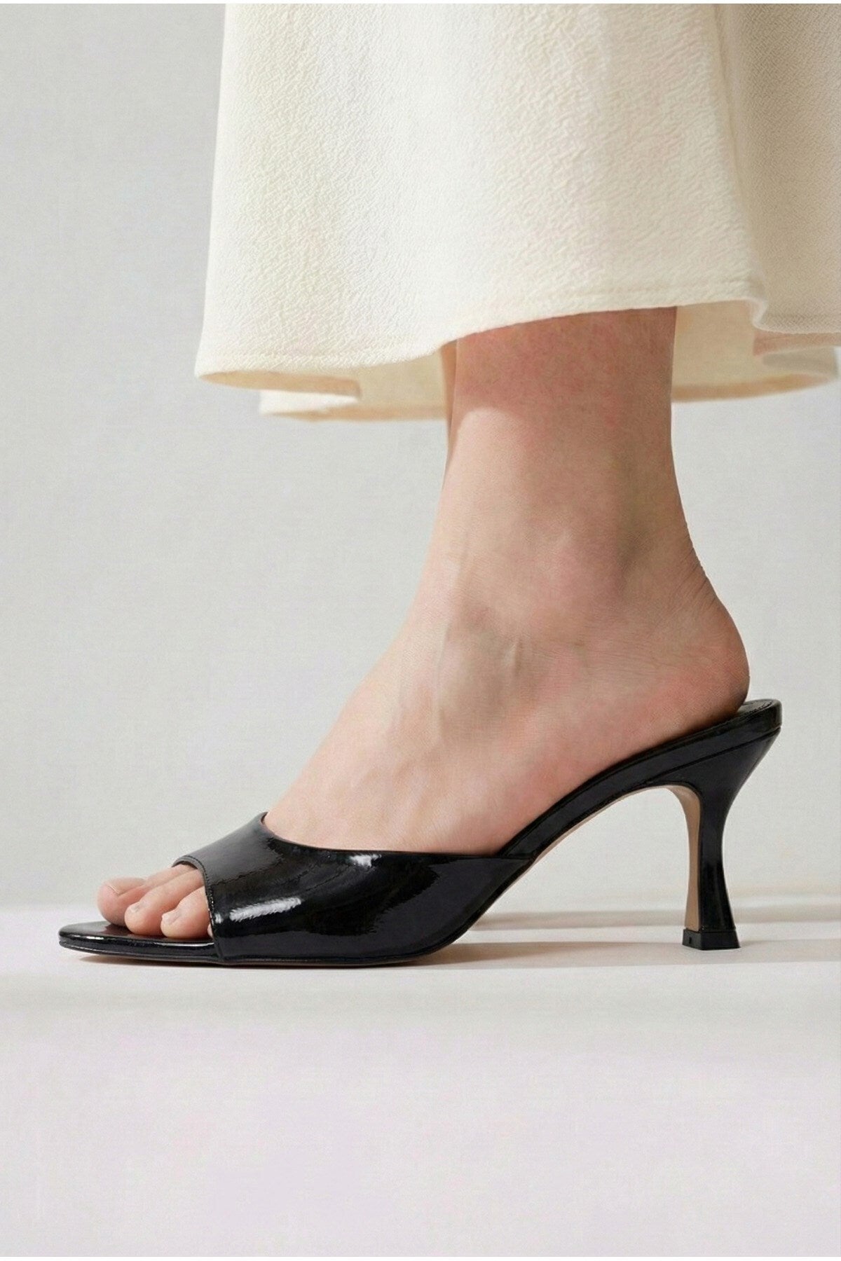 Kadın Rugan Sivri Burun Tek Bantlı İnce Topuklu Stiletto Terlik Abiye Ayakkabı - Görsel 9
