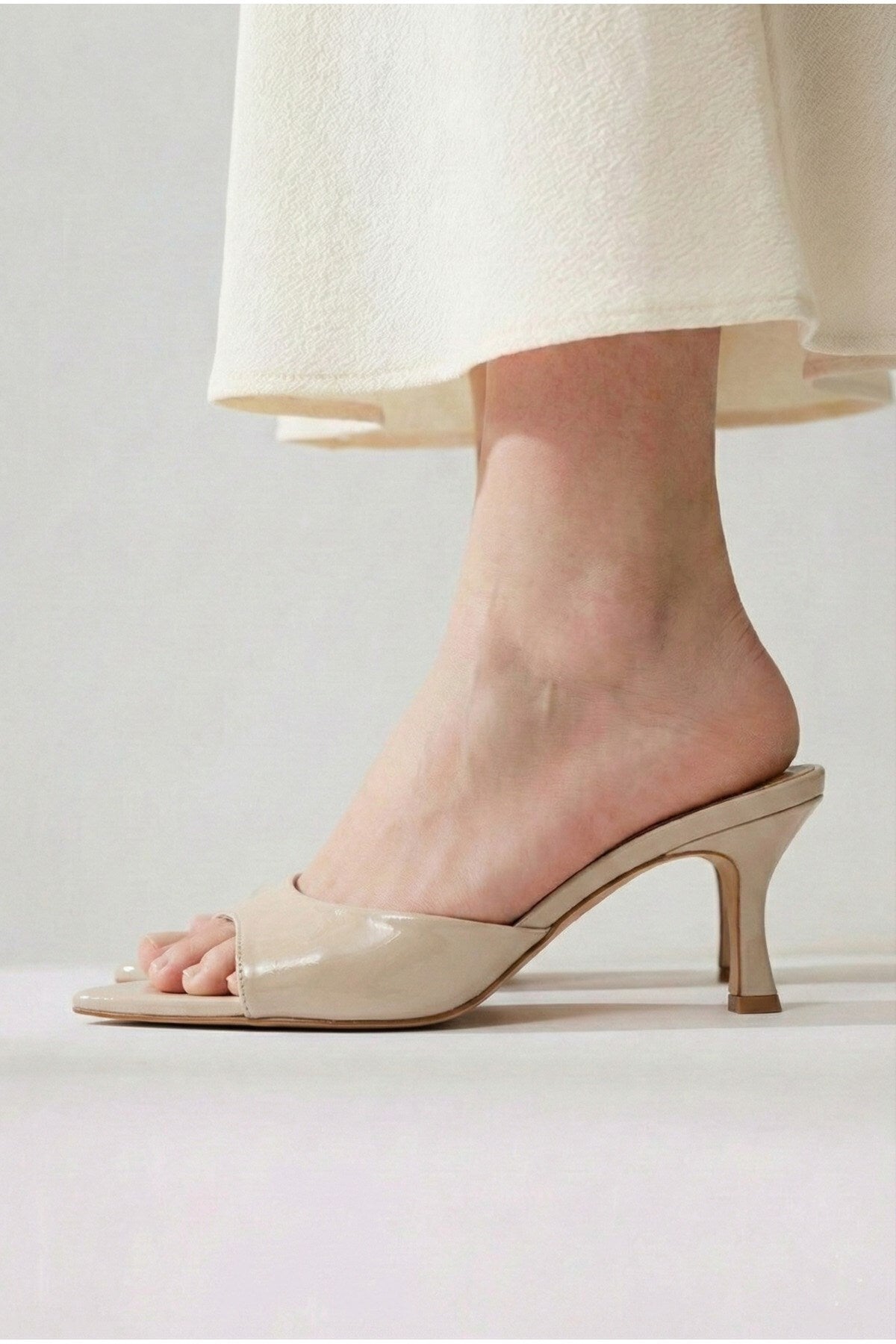 Kadın Rugan Sivri Burun Tek Bantlı İnce Topuklu Stiletto Terlik Abiye Ayakkabı - Görsel 5