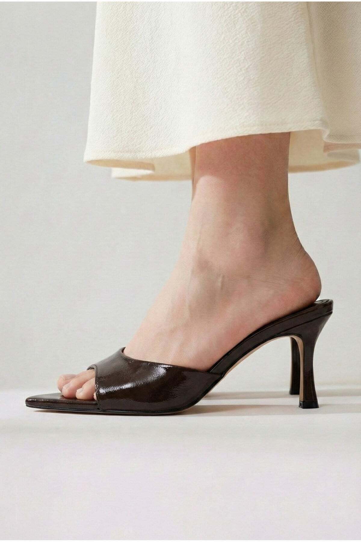 Kadın Rugan Sivri Burun Tek Bantlı İnce Topuklu Stiletto Terlik Abiye Ayakkabı