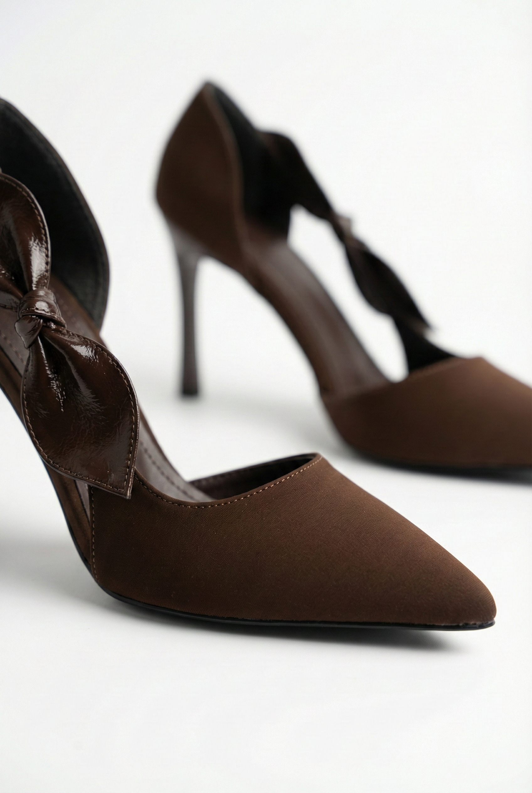  Kadın Kahverengi Saten Fiyonklu Sivri Burun 9 cm İnce Topuklu Stiletto Abiye Ayakkabı
